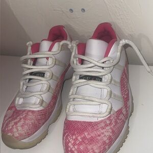 Jordan 11 low snakeskin pink
